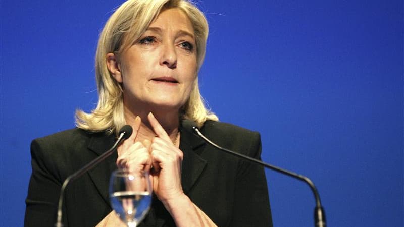 Marine Le Pen s'est posée à nouveau mercredi en porte-parole du monde rural et de la mer lors d'une rencontre avec des marins-pêcheurs du Tréport (Seine-Maritime), confrontés comme toute la profession à la hausse du prix du carburant. /Photo prise le 29 m