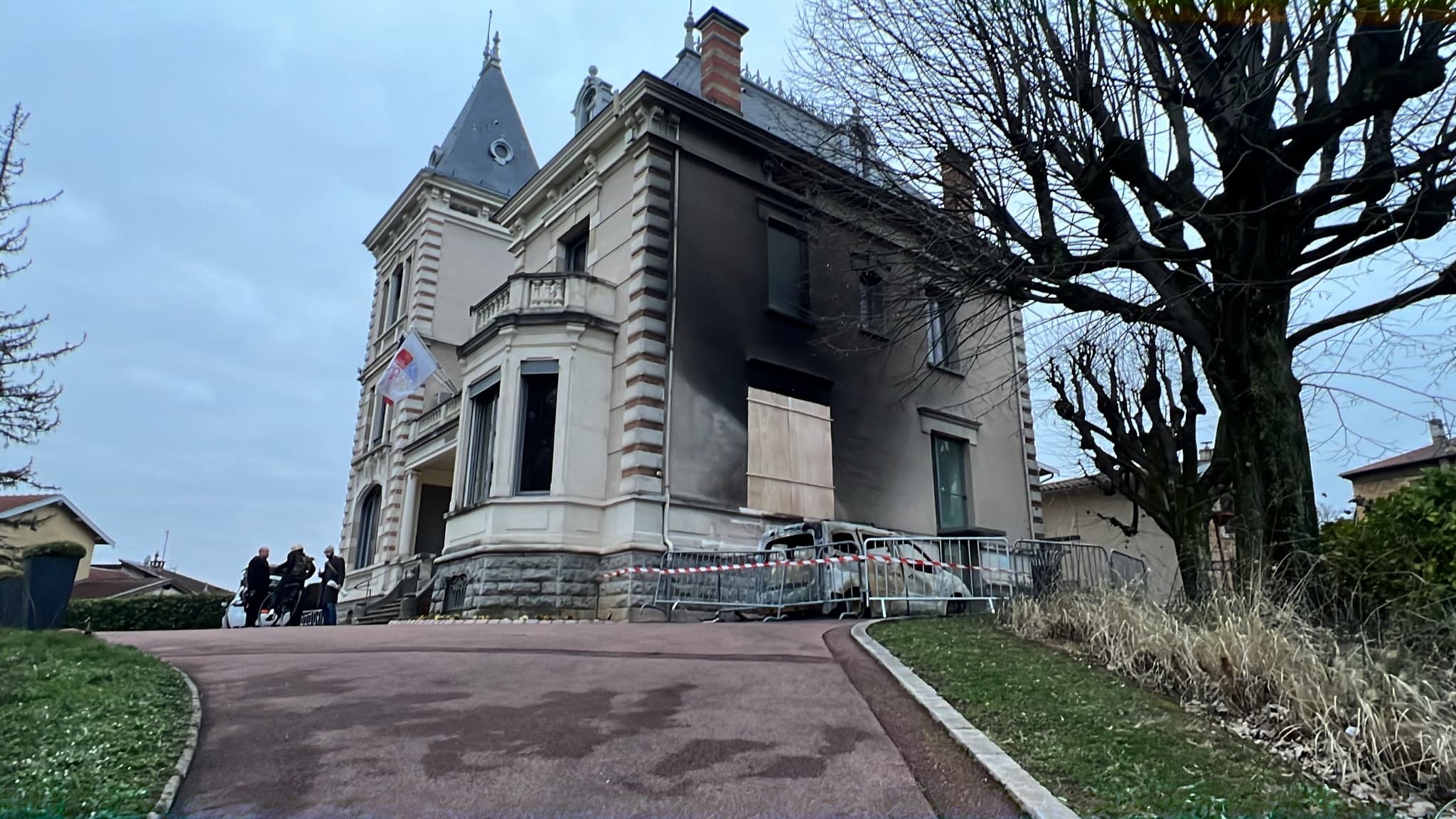 SaintCyrauMontd'Or la mairie touchée par deux feux de véhicules