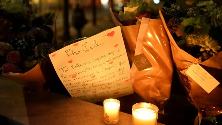 Des fleurs en hommage à Lola, déposées au pied de l'immeuble où le corps de la collégienne a été retrouvé, à Paris le 15 octobre 2022