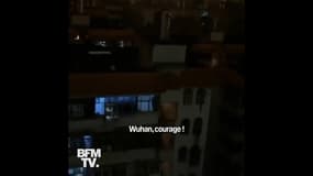 "Wuhan, courage!" Les habitants de la ville chinoise en quarantaine se soutiennent depuis la fenêtre de leur appartement