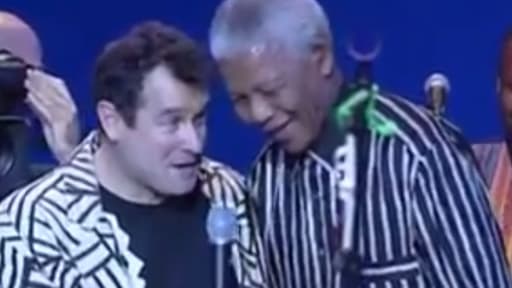 Johnny Clegg rejoint sur scène par Nelson Mandela, en 1999.