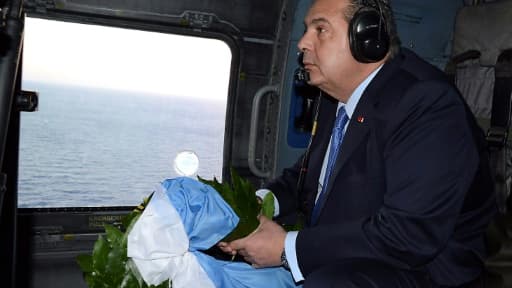 Le ministre de la Défense grec, Panos Kammenos, survole la mer Egée pour un hommage, le 2 février 2017