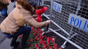 Des Stambouliotes viennent rendre hommage aux victimes après le drame de la nuit de la Saint-Sylvestre.