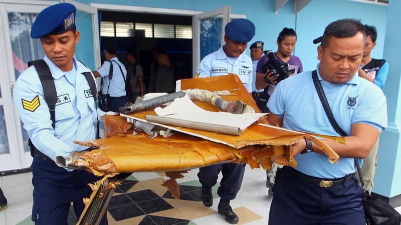 Une partie de la carcasse de l'avion, retrouvé en mer de Java par les équipes de recherches.