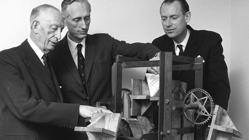 Hans Rausing, à droite, avec son père Ruben (à gauche) présente leur machine à produire les emballages
