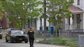 Devant la maison où Amanda Berry, Gina DeJesus et Michelle Knight, ont été retrouvées lundi à Cleveland, dans l'Ohio.