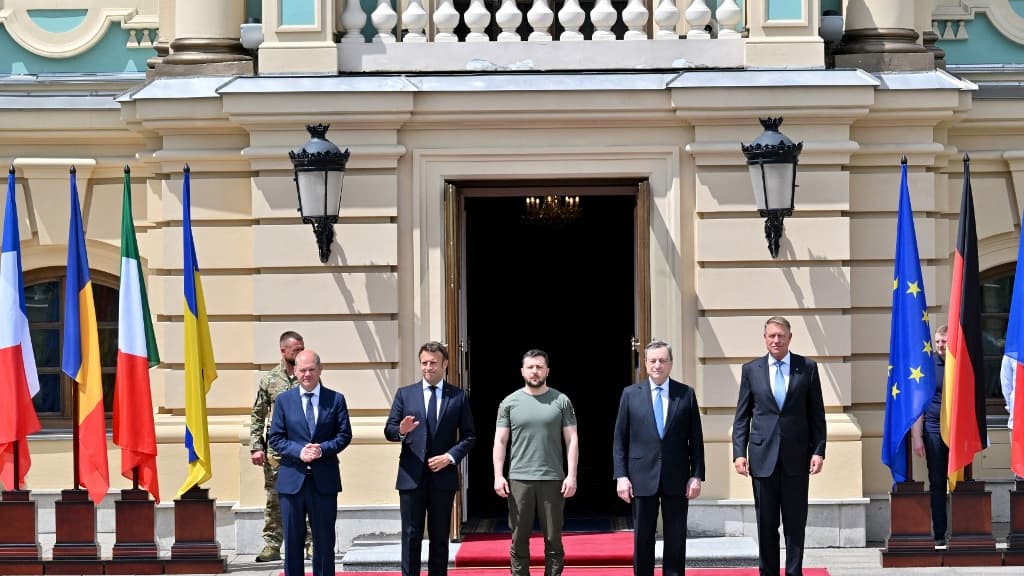 Dans l'ordre, Olaf Scholz, Emmanuel Macron, Mario Draghi, et Klaus Iohannis avec Volodymyr Zelensky (au milieu) le jeudi 16 juin 2022 sur le perron du palais présidentiel ukrainien à l'occasion d'une visite historique en Ukraine, touché par la guerre. 