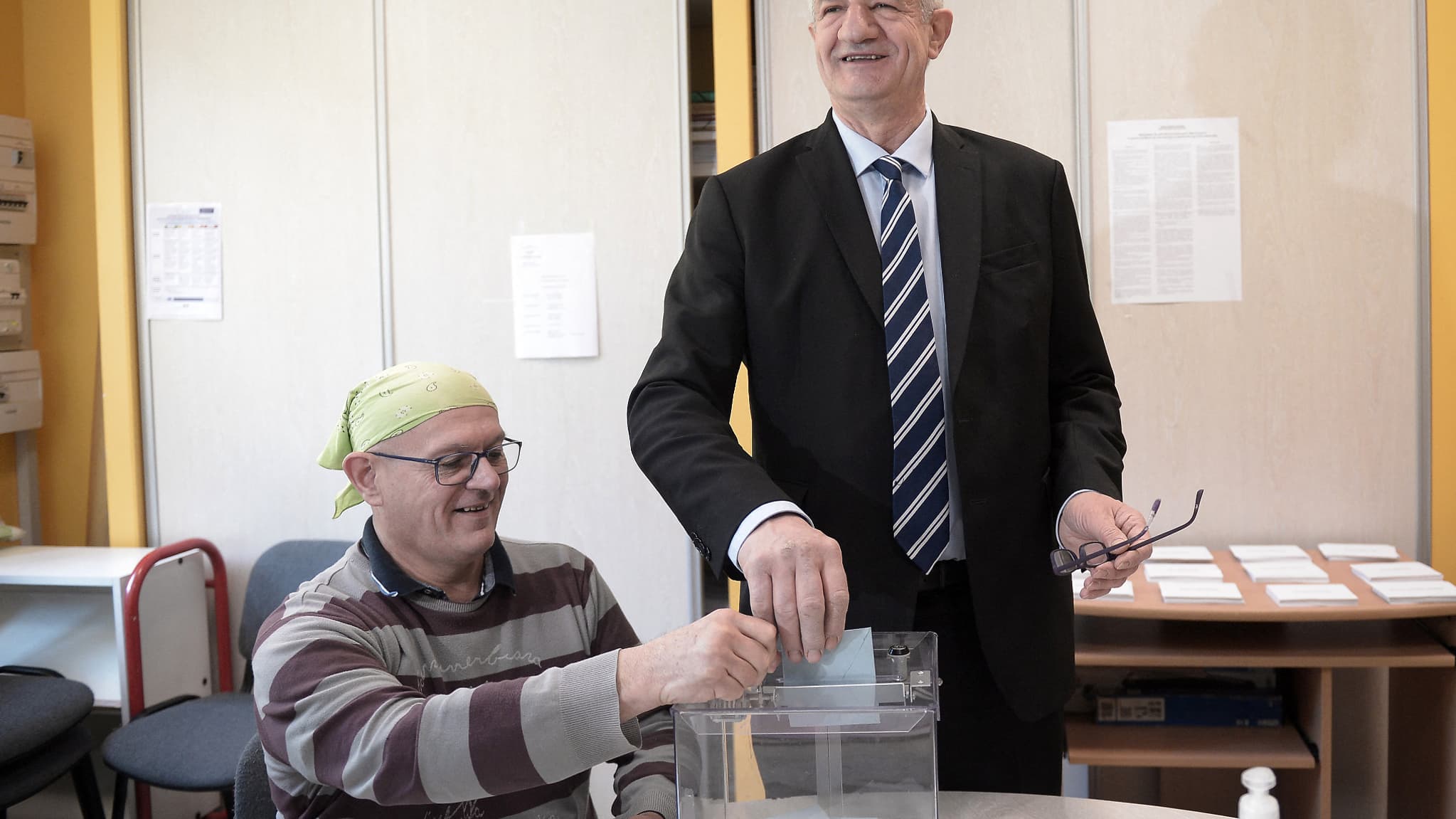 Jean Lasalle a voté à Lourdios-Ichères, dans les Pyrénées-Atlantiques pour le premier tour de la présidentielle le 10 avril 2022