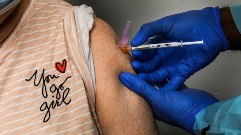 Une soignante se fait vacciner contre le Covid-19, le 18 décembre 2020 à Hollywood, en Californie