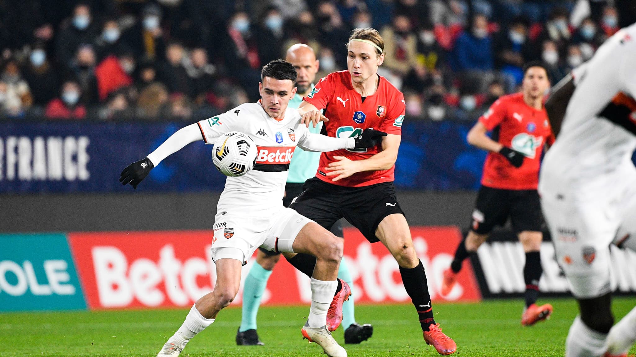 Enzo Le Fée face à Lovro Majer lors de Rennes-Lorient en Coupe de France Enzo Le Fée face à Lovro Majer lors de Rennes-Lorient en Coupe de France