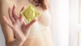 La prévention des infections sexuellement transmissibles passe principalement par l’adoption du préservatif pour éviter la transmission des germes.
