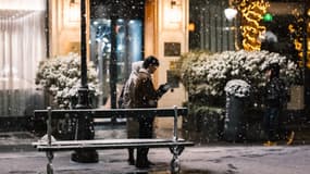 Les premiers flocons de neige tombent sur la capitale avant l'hiver, recouvrant les rues de quelques centimètres de neige dans le centre de Paris, en France, le 23 novembre 2025. 