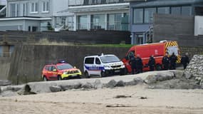Des policiers transportent un corps découvert sur la plage de Sangatte, près de Calais, d'où de nombreux migrants tentent la  traversée de la Manche, le 2 novembre 2024 dans le Pas-de-Calais (image d'illustration).