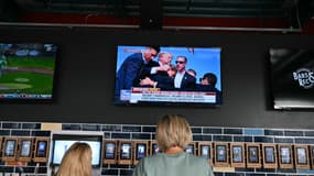 Un écran montre l'ancien président Donald Trump juste après la tentative d'assassinat le 13 juille 2024