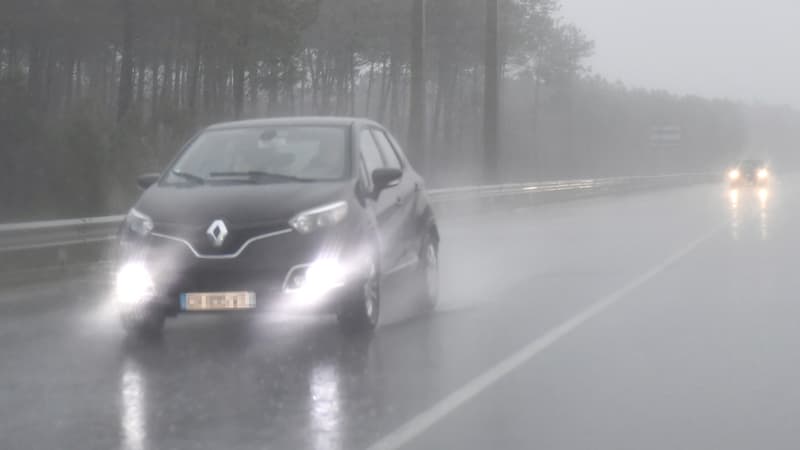 Les voitures circulaient au ralenti, près d'Ares dans le sud-ouest, dimanche 5 février.