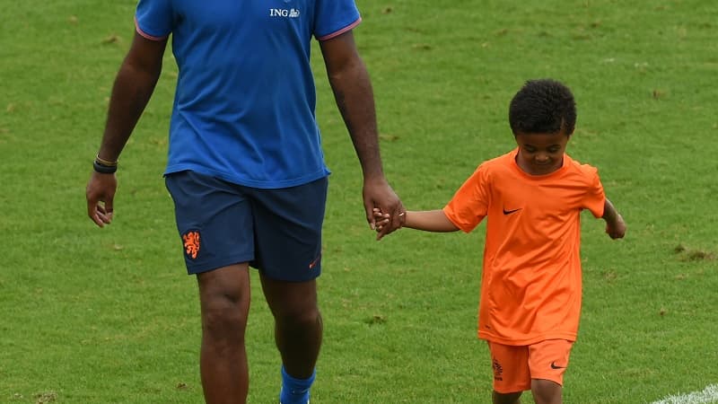 Shane Kluivert (à droite) a marqué son premier but avec le Barça