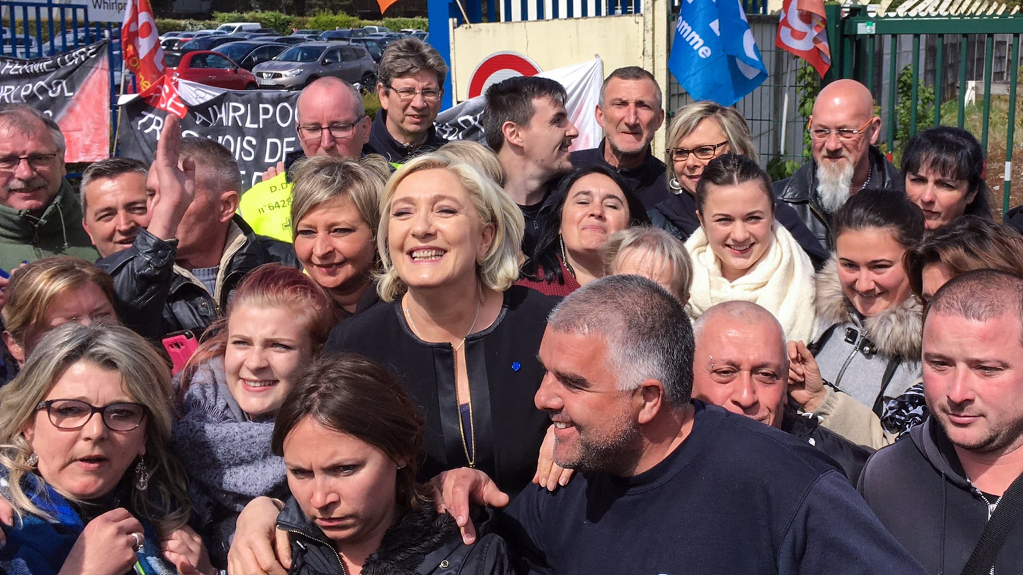 Marine Le Pen entourée de salariés de l'entreprise Whirlpool d'Amiens le 26 avril 2017. Marine Le Pen entourée de salariés de l'entreprise Whirlpool d'Amiens le 26 avril 2017.