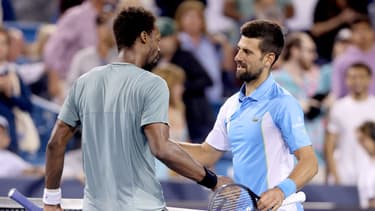 Novak Djokovic salue Gaël Monfils après sa victoire (6-3, 6-2) en 8es de finale du Masters 1000 de Cincinnati, le 17 août 2023
