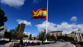 Le drapeau espagnol était en berne en hommage aux victimes du crash du vol de Germanwings.