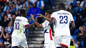 Le trio Dembélé-Barcola-Kolo Muani célèbre un but du PSG en Ligue 1, août 2024