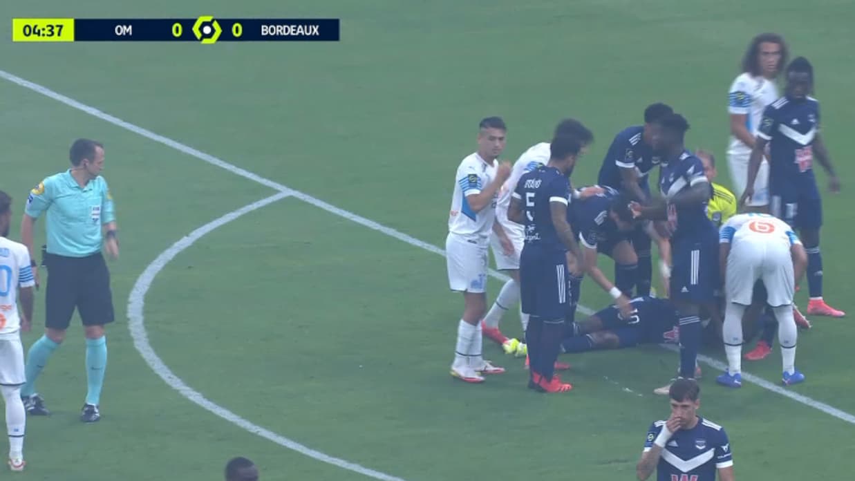 Kalu s'est effondré sur la pelouse lors d'OM-Bordeaux Kalu s'est effondré sur la pelouse lors d'OM-Bordeaux