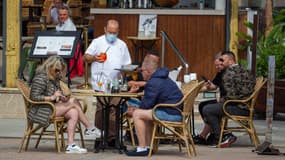 Des touristes en terrasse à Palma de Majorque (Espagne), le 26 mars 2021.