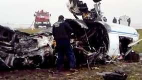 Un enquêteur russe observe la carcasse du Falcon, dans lequel ont péri quatre personnes, dont Christophe de Margerie.