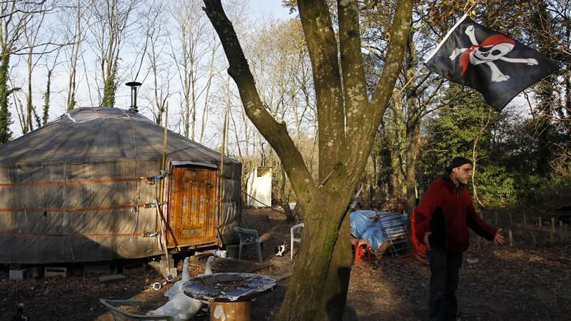 Campement de militants opposés au projet d'aéroport de Notre-Dame-des-Landes. Pomme de discorde des négociations entre socialistes et écologistes, le projet est combattu par des militants anarchistes, qui occupent illégalement depuis deux ans les zones en