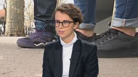 Sophie Mazet, auteure du Manuel d’autodéfense intellectuelle, s'inquiète de la propagation des théories du complot chez les jeunes.