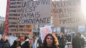 Des manifestants contre les violences faites aux enfants sur la place de la Nation de Paris, ce 16 novembre 2024.