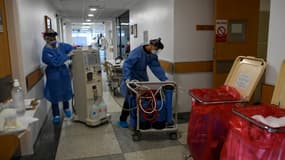 Des soignants dans l'unité de soins intensifs pour les patients atteints du Covid-19, le 19 mars 2021 dans un hôpital de Caracas, au Venezuela