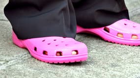 Roselyne Bachelot, ministre de la Santé, de la jeunesse et des sports, en Crocs à l'Elysée en août 2008