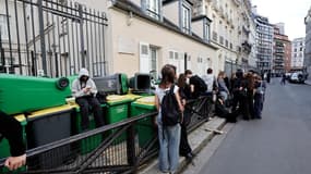 Des élèves ramassent des poubelles pour installer un barrage à l'entrée du lycée Lavoisier, dans le cadre du mouvement de protestation "Bloquons tout", à Paris, le 10 septembre 2025. 