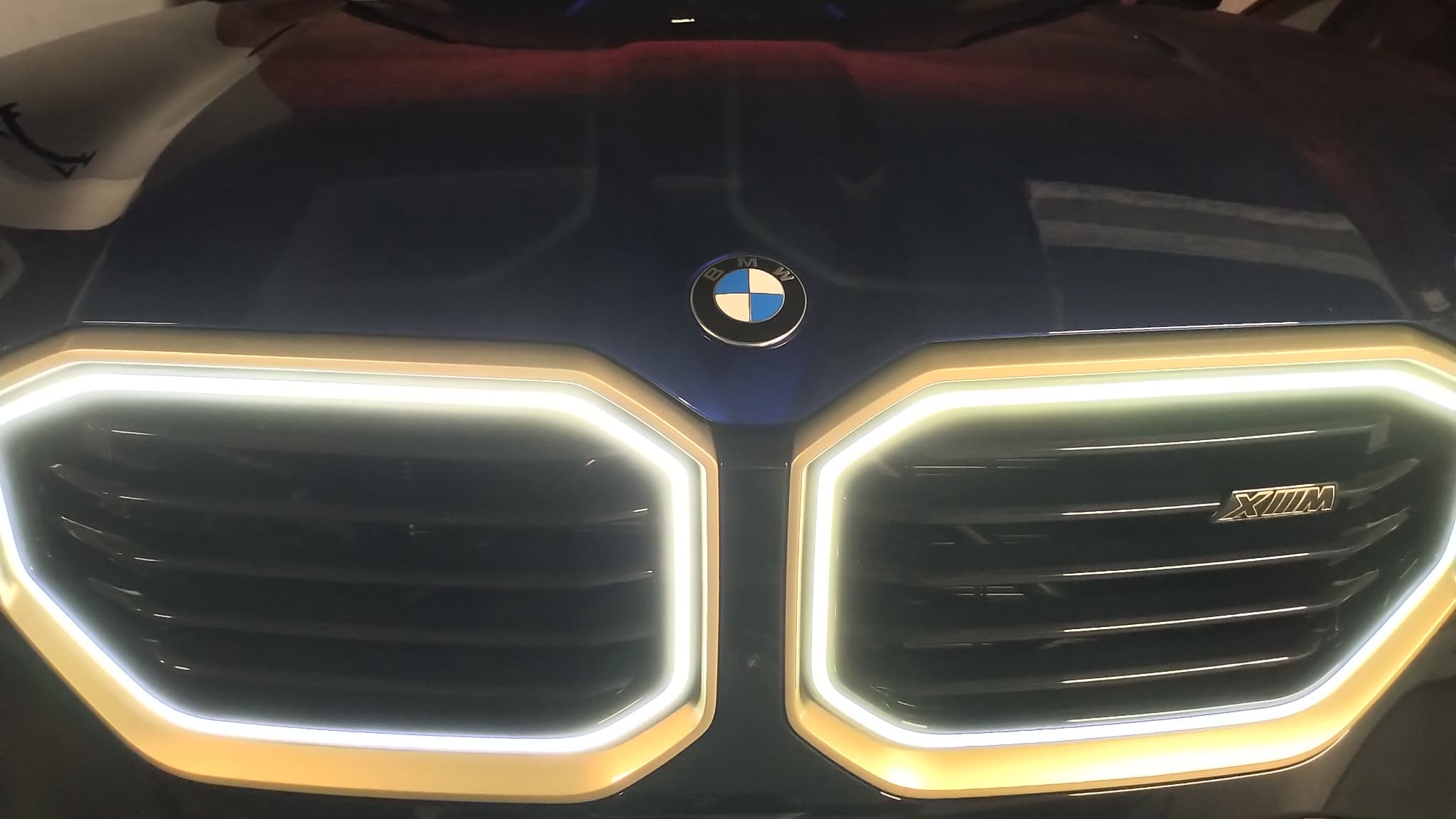 La pièce maitresse du design sur le XM reste le "nez" massif du XM.