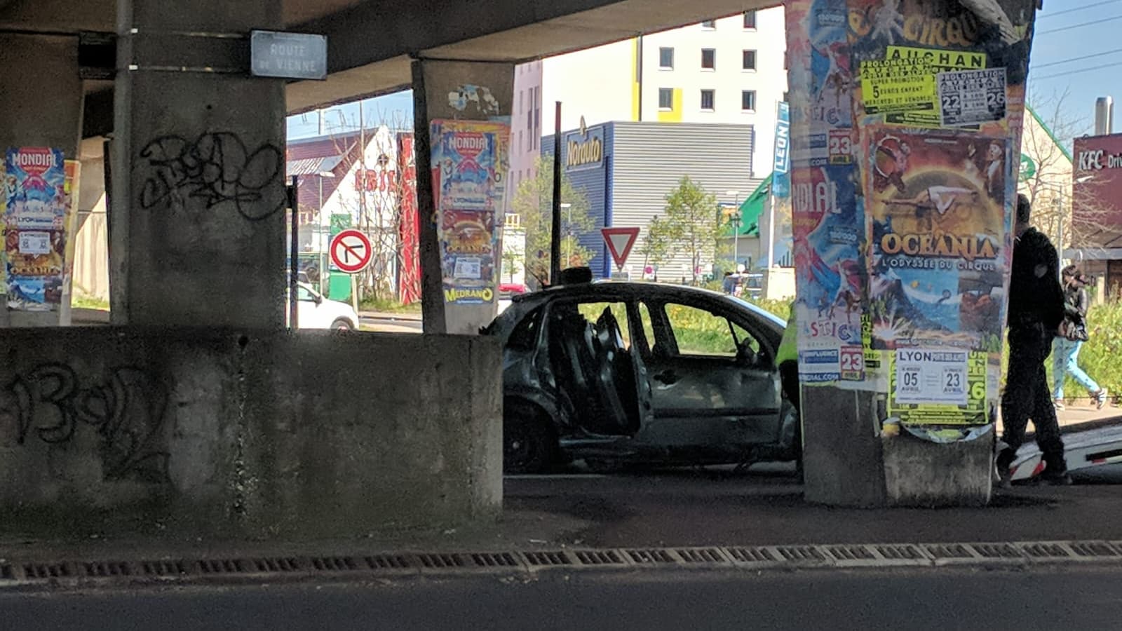 La voiture de la femme transportée en urgence absolue.