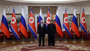 Le dirigeant nord-coréen Kim Jong Un (à droite) et le président russe Vladimir Poutine posent après une cérémonie de bienvenue sur la place Kim Il Sung à Pyongyang, le 19 juin 2024.