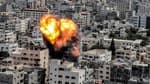 Un tir de l'armée israélienne frappe un bâtiment de Gaza, le 6 août 2022.