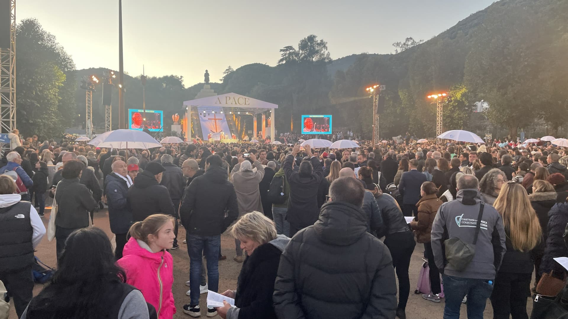 Le pape François a célébré une messe géante en Corse ce dimanche 15 décembre. Le pape François a célébré une messe géante en Corse ce dimanche 15 décembre.