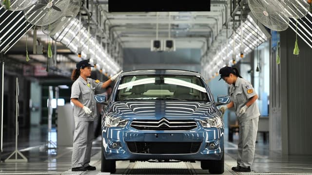 Des employés de l'usine PSA de Wuhan, en Chine.