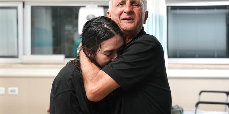  Noa Argamani, otage du Hamas depuis le 7 octobre 2023, retrouve son père à sa libération, le 8 juin 2024