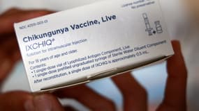 Une boîte de vaccin anti-chikungunya IXCHIQ dans une pharmacie au début de la campagne de vaccination contre la maladie, à La Réunion, le 7 avril 2025 (image d'illustration).