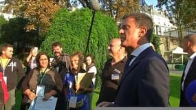 Valls reçoit les oubliés des vacances à Matignon
