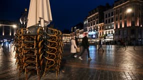 Une terrasse de café fermé sur une place de Lille, le 17 octobre 2020