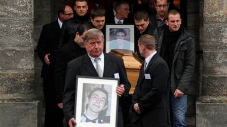 A Linselles, dans le Nord, funérailles d'Antoine de Léocour et Vincent Delory. Plusieurs milliers de personnes, dont le président de la République, ont rendu hommage lundi dans l'émotion et le recueillement aux deux otages français enlevés à Niamey vendre