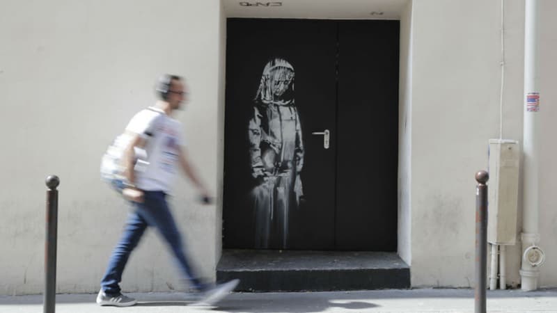 Peinture au pochoir réalisée par Banksy sur une porte du Bataclan en juin 2018 