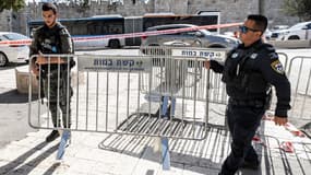 Des agents de sécurité installent des barrières après l'attaque au couteau d'une soldate à Jérusalem, en Israël, le 6 novembre 2023