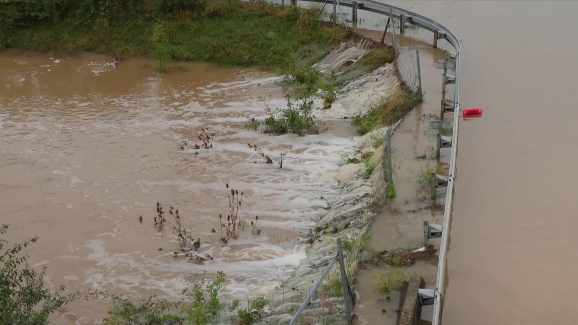 L'autoroute A11 inondée le mercredi 20 août 2025 au niveau de Chartres (Eure-et-Loir) en raison d'un épisode pluvieux intense.