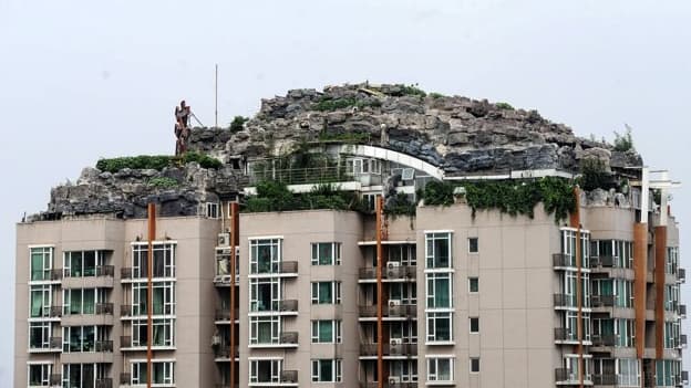 A Pékin, une maison a été construite dans une roche montagneuse sur un immeuble