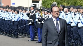 L'une des dernières photos de François Hollande avant son départ en vacances lors d'une visite dans une école de gendarmerie à Tulle, en Corrèze