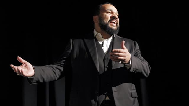 Dieudonné au théâtre de la Main d'or le 15 janvier 2012.